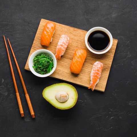 Sushi auf Tisch